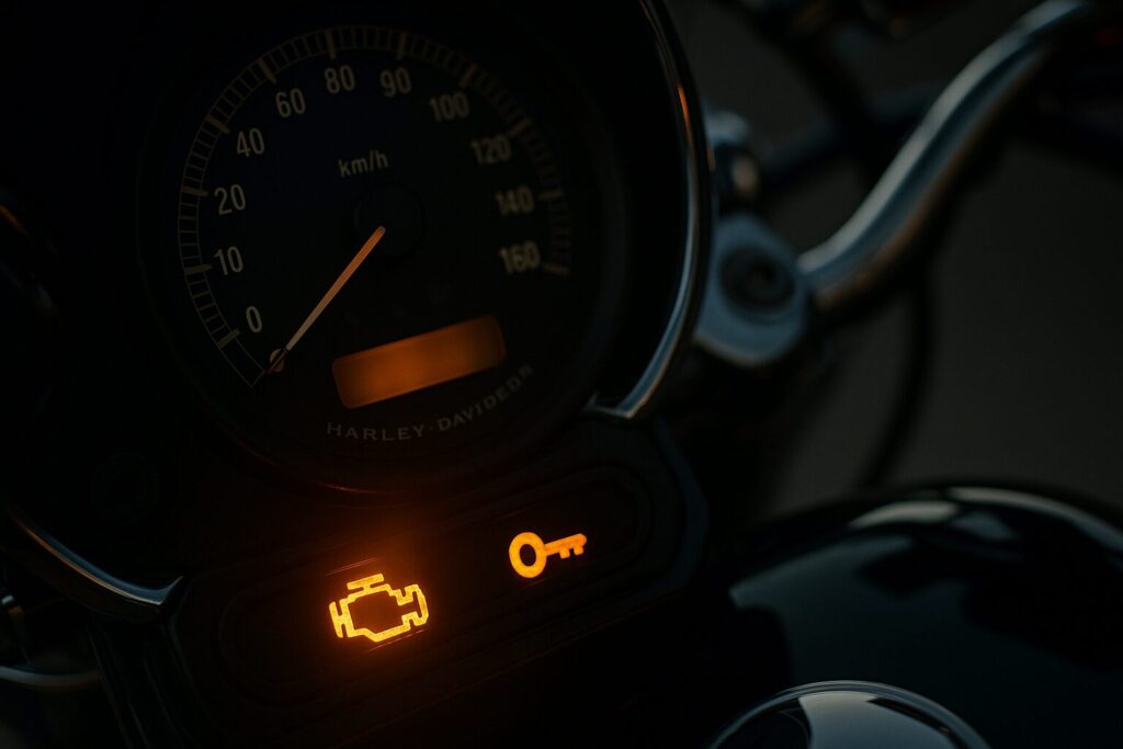 ハーレーのエンジンがかからない時にやってはいけないNG対処法：ハーレーの警告灯と鍵マーク